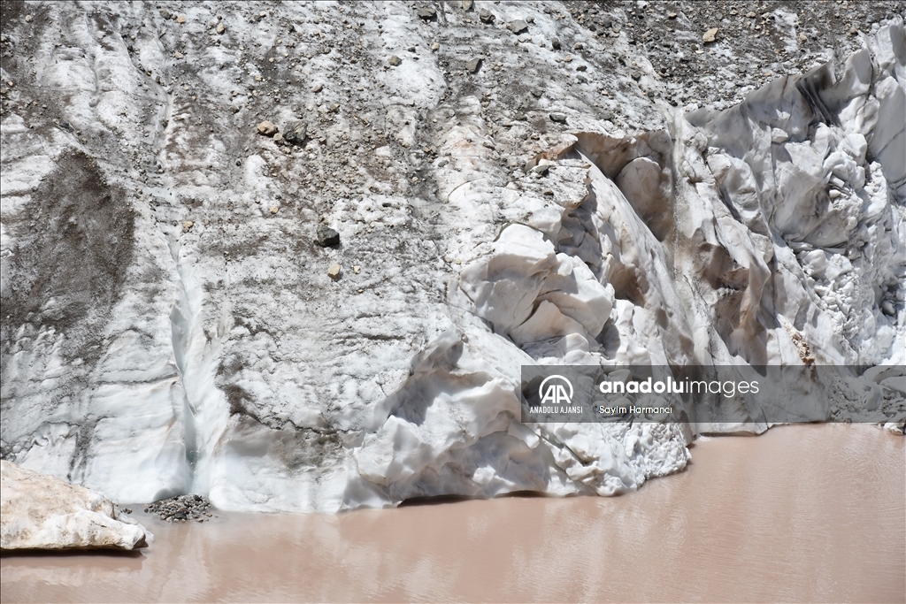 Cilo buzullarının erimesi sonucu buzul gölü genişledi