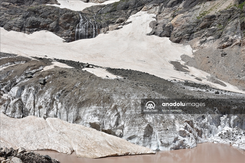 Cilo buzullarının erimesi sonucu buzul gölü genişledi