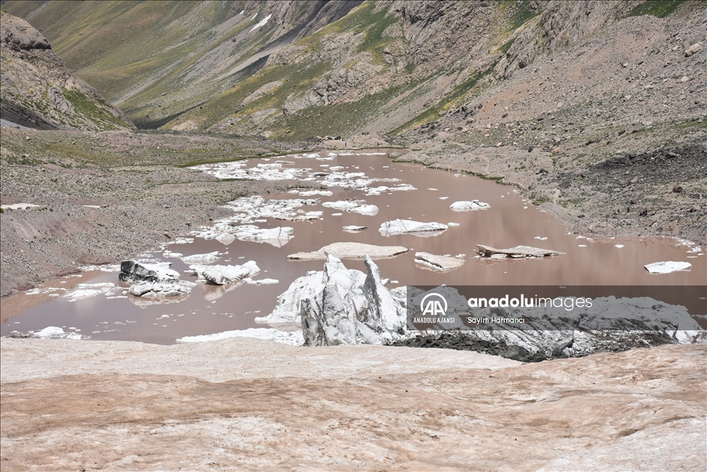 Cilo buzullarının erimesi sonucu buzul gölü genişledi