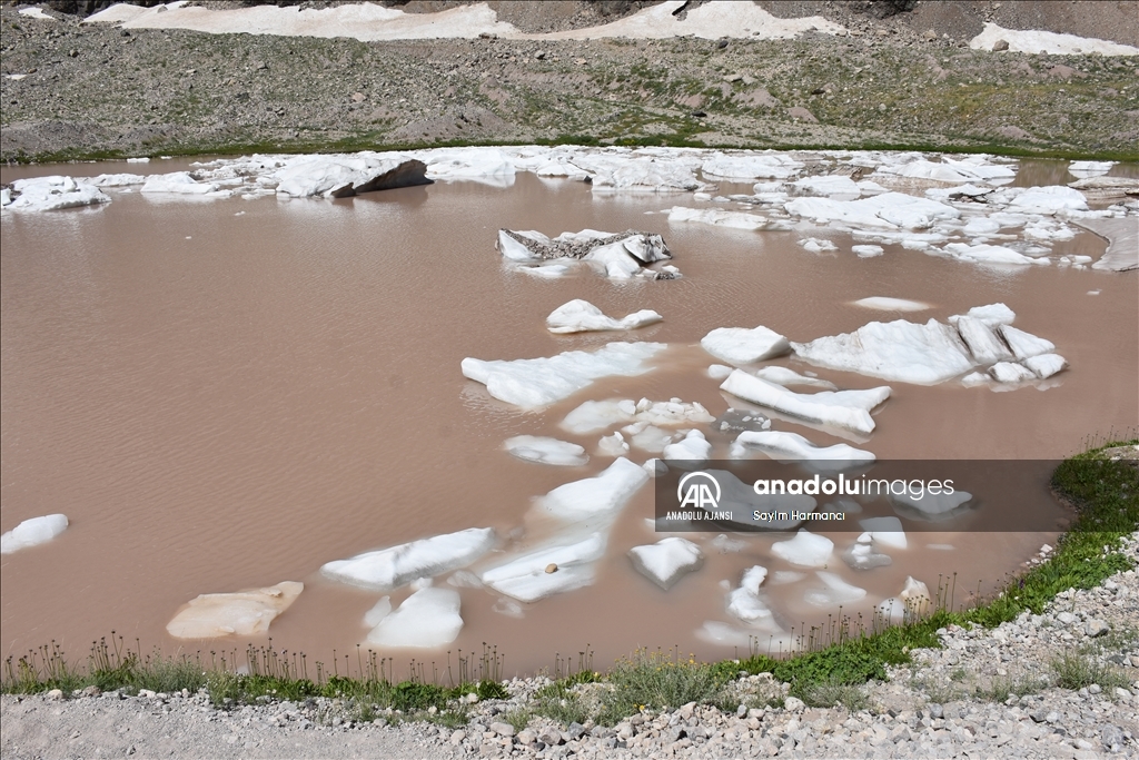 Cilo buzullarının erimesi sonucu buzul gölü genişledi