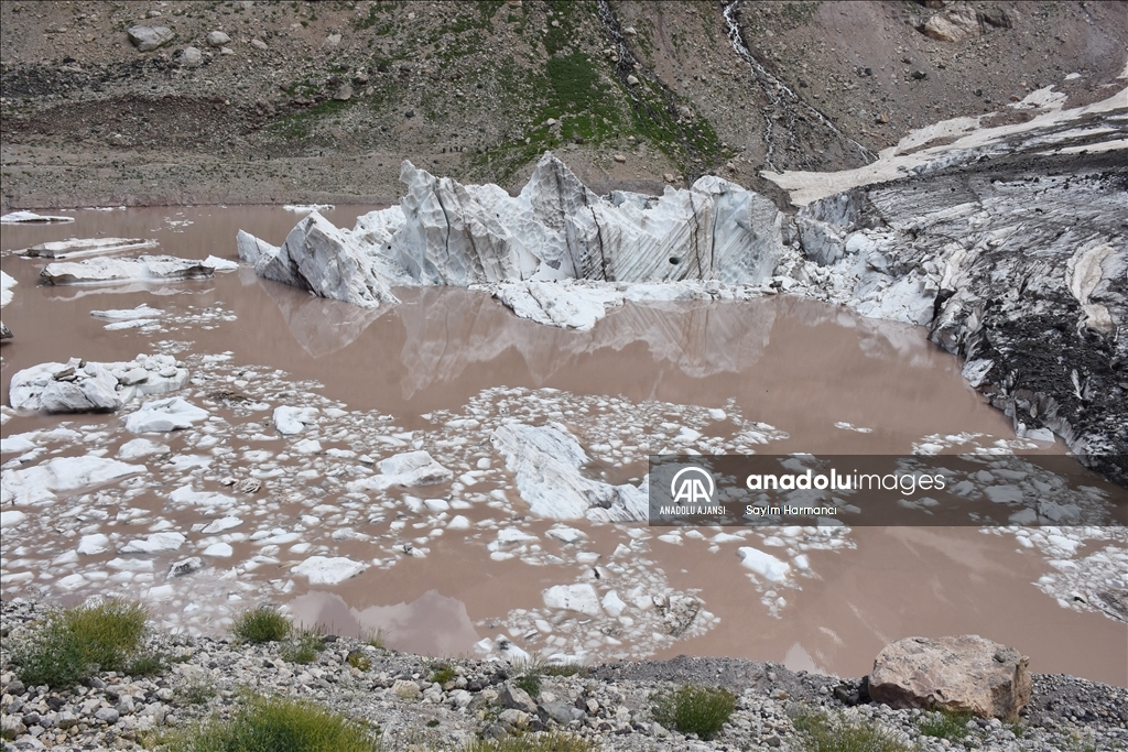 Cilo buzullarının erimesi sonucu buzul gölü genişledi
