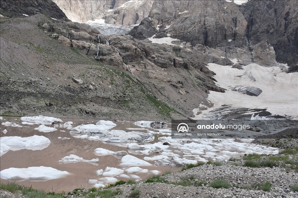 Cilo buzullarının erimesi sonucu buzul gölü genişledi