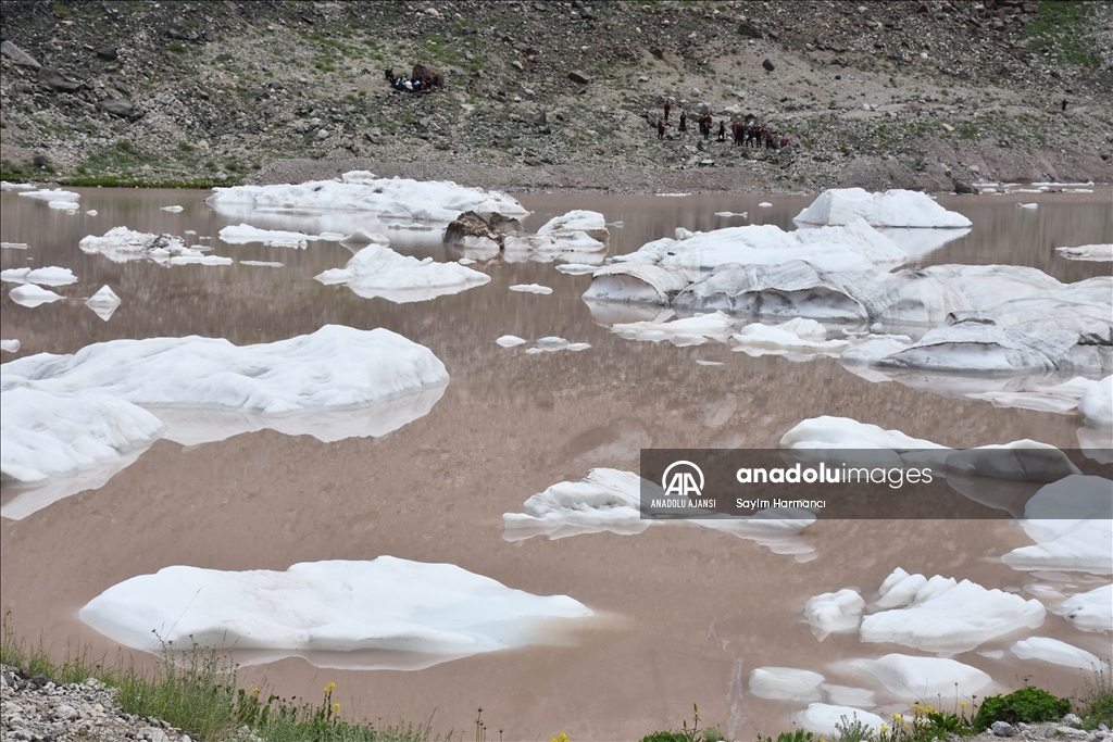 Cilo buzullarının erimesi sonucu buzul gölü genişledi