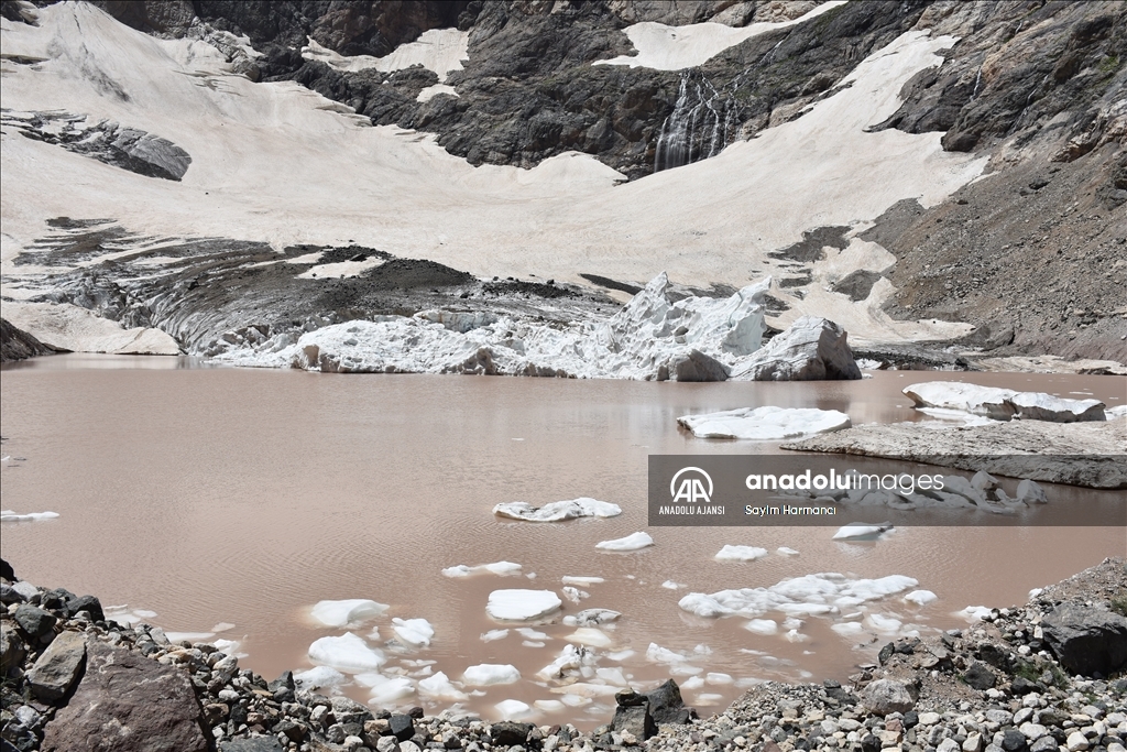 Cilo buzullarının erimesi sonucu buzul gölü genişledi