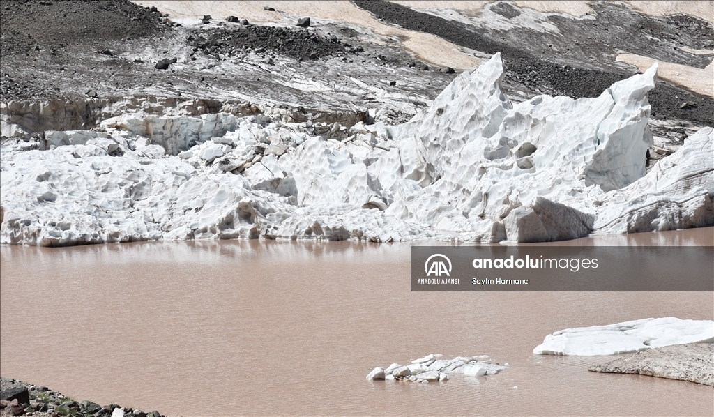 Cilo buzullarının erimesi sonucu buzul gölü genişledi