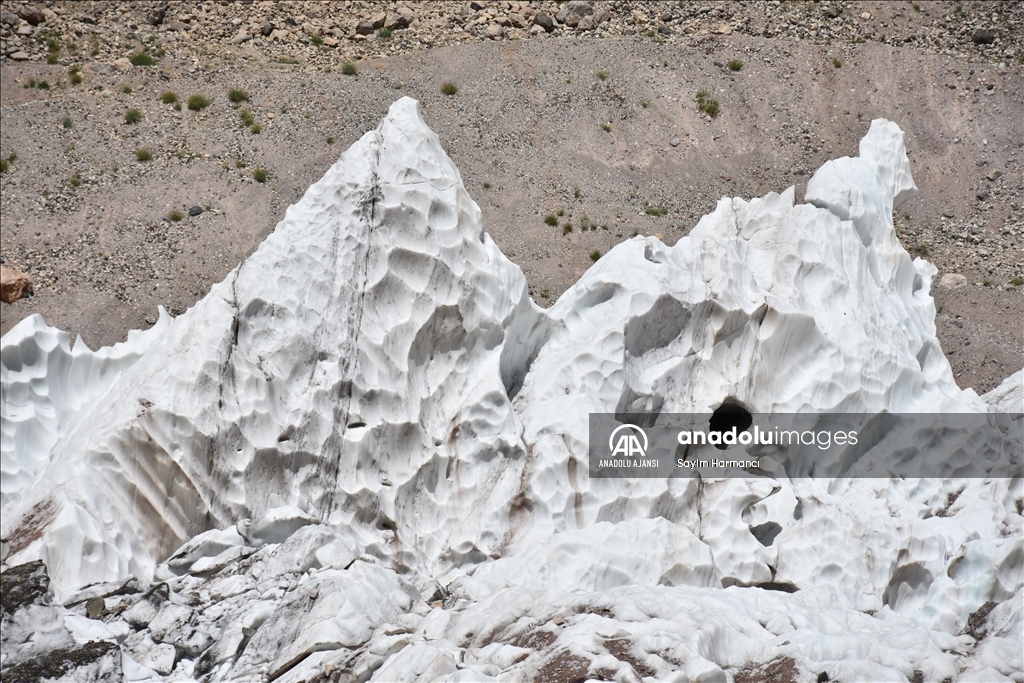 Cilo buzullarının erimesi sonucu buzul gölü genişledi