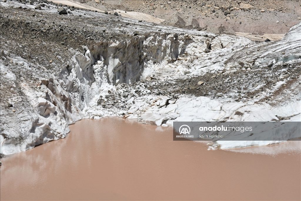 Cilo buzullarının erimesi sonucu buzul gölü genişledi