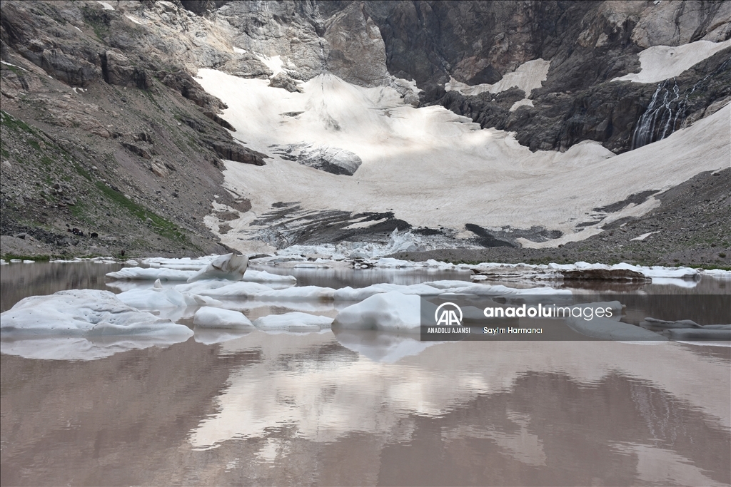 Cilo buzullarının erimesi sonucu buzul gölü genişledi
