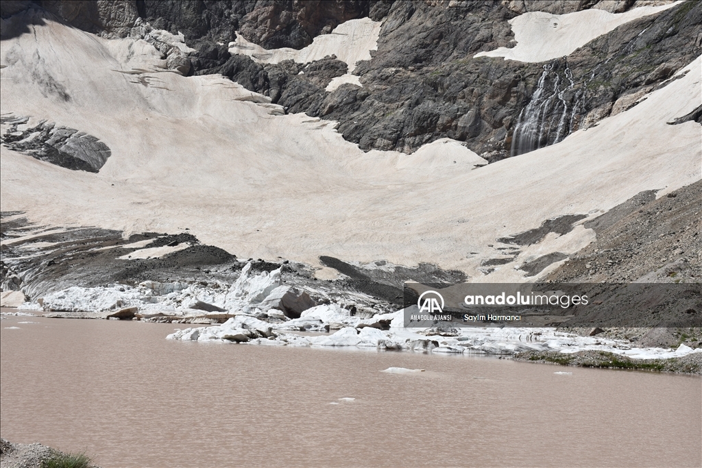 Cilo buzullarının erimesi sonucu buzul gölü genişledi