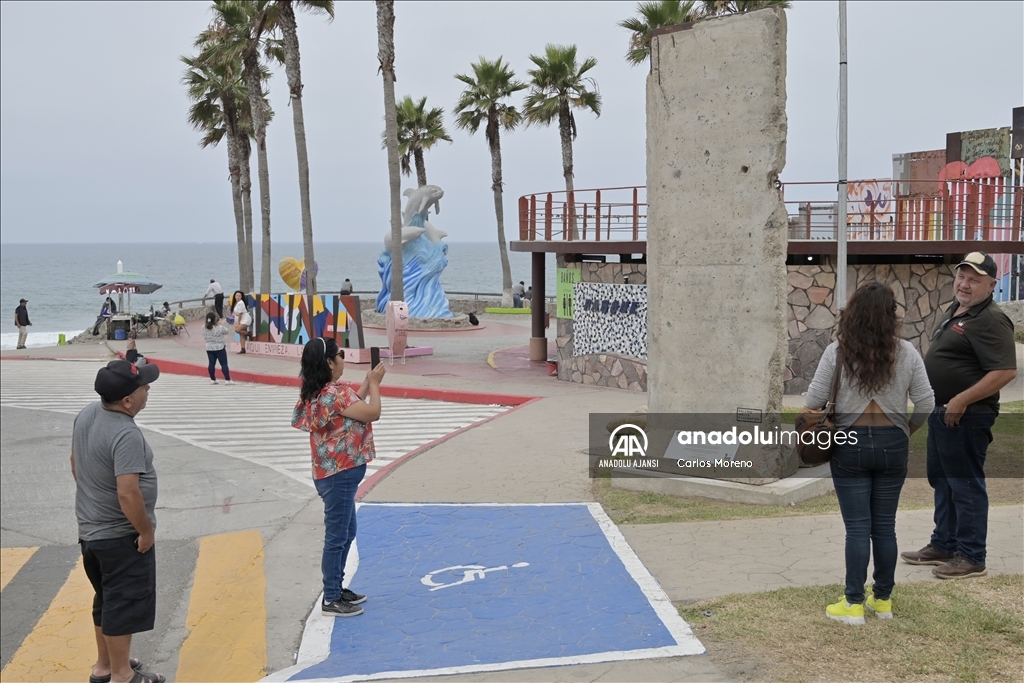 Meksika'nın Tijuana kentinde yıkılan Berlin Duvarı'nın bir parçası sergileniyor