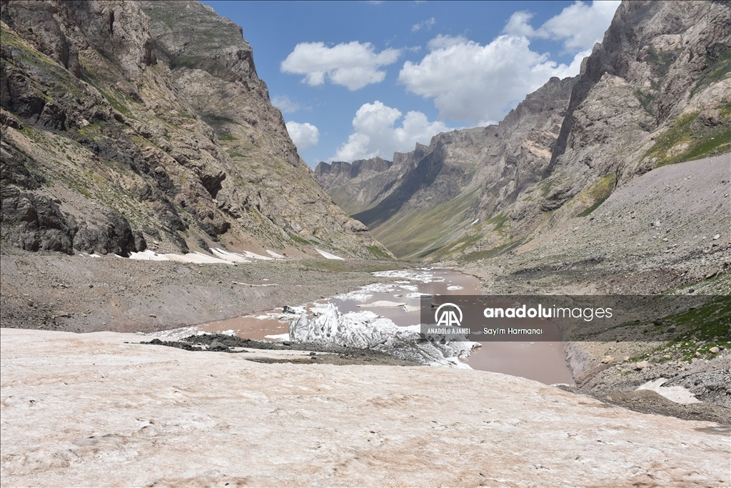 Cilo buzullarının erimesi sonucu buzul gölü genişledi