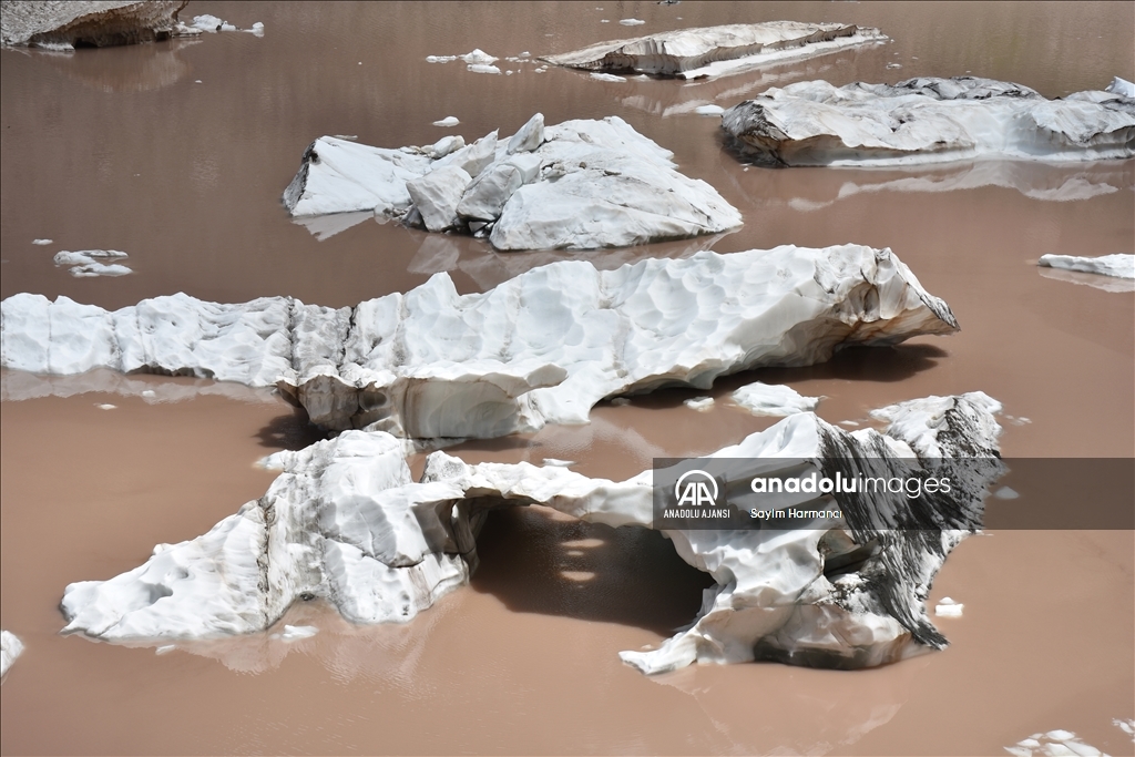 Cilo buzullarının erimesi sonucu buzul gölü genişledi