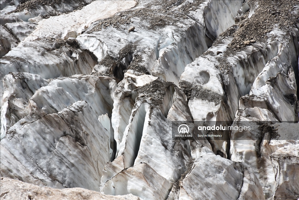 Cilo buzullarının erimesi sonucu buzul gölü genişledi