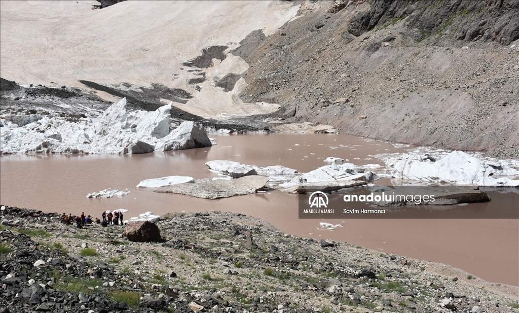 Cilo buzullarının erimesi sonucu buzul gölü genişledi