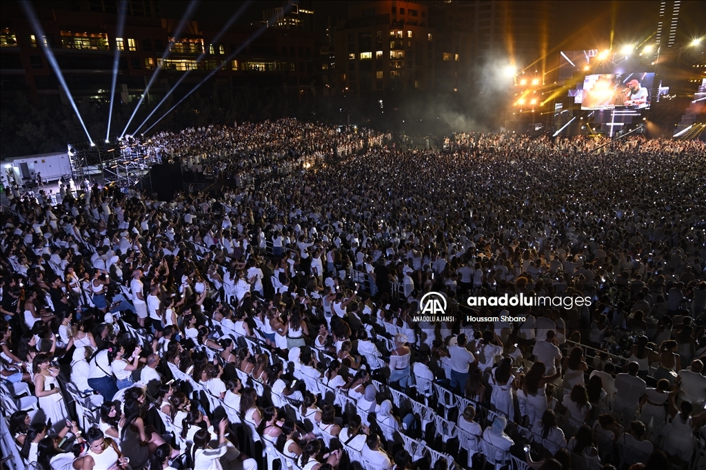 Mısırlı ünlü şarkıcı Amr Diab, 12 yıl aradan sonra Beyrut'ta konser verdi