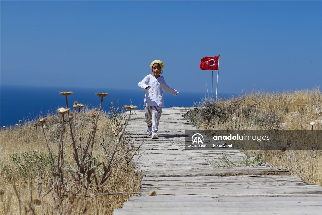 Arkeolog çiftin 7 yaşındaki kızı Mercan kazı ekibinin "mesai arkadaşı" oldu