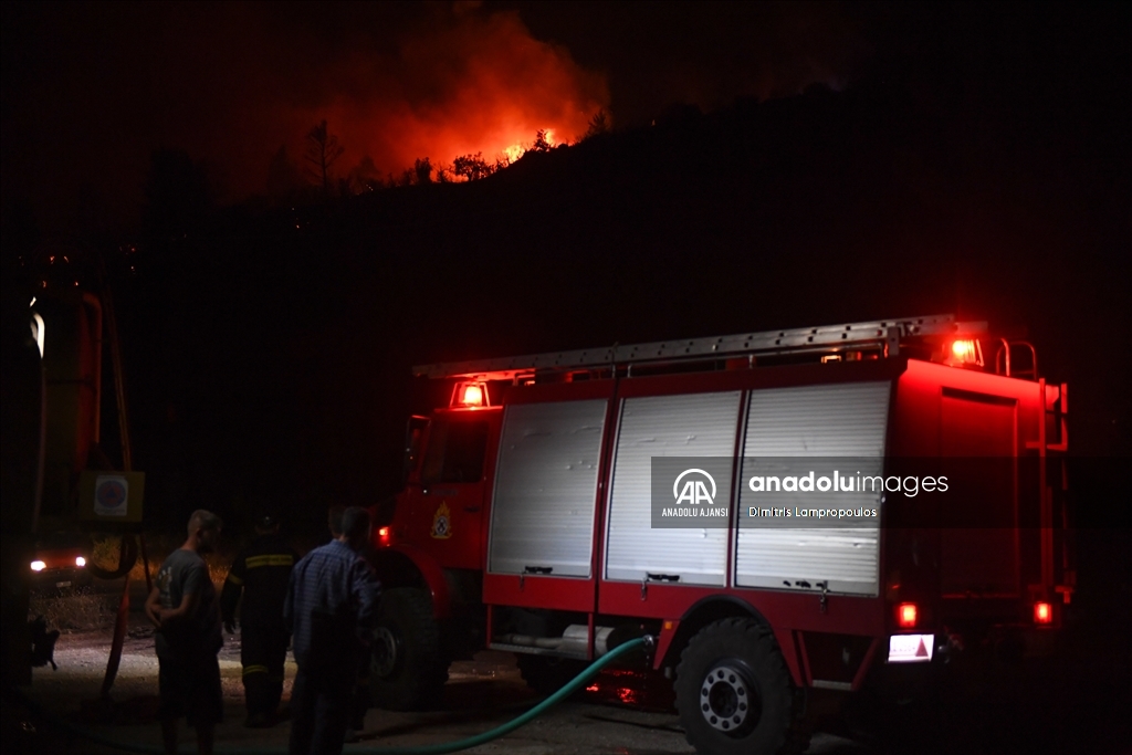 Yunanistan'ın Paros adasında orman yangınları devam ediyor