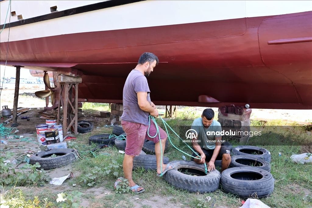 Denizle 1 Eylül'de kavuşacak Karadenizli balıkçılar teknelerine son bakımları yapıyor