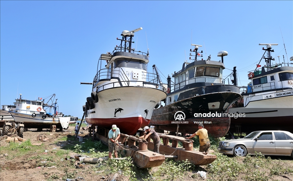 Denizle 1 Eylül'de kavuşacak Karadenizli balıkçılar teknelerine son bakımları yapıyor