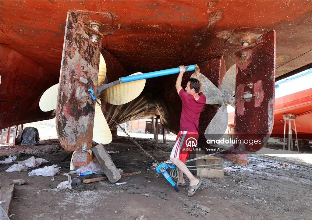 Denizle 1 Eylül'de kavuşacak Karadenizli balıkçılar teknelerine son bakımları yapıyor