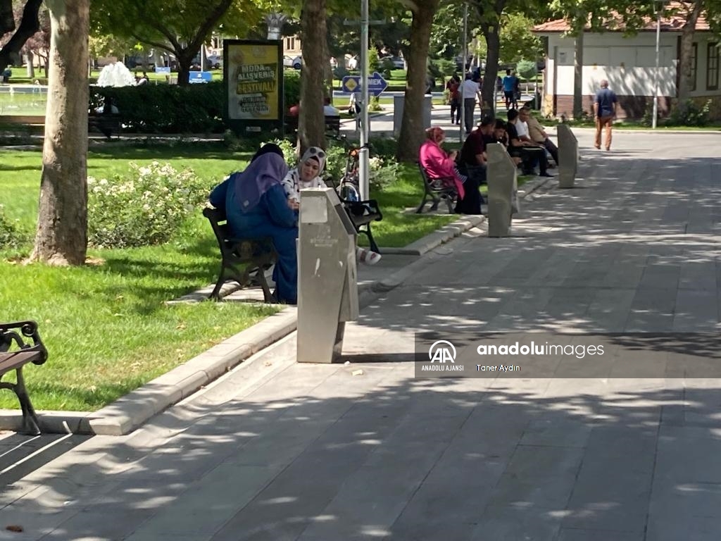 Konya'da aşırı sıcaktan bunalanlar park ve bahçelerde serinledi