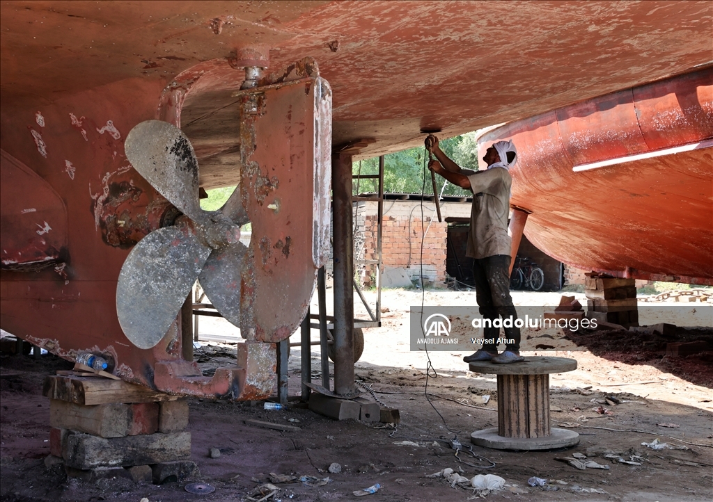 Denizle 1 Eylül'de kavuşacak Karadenizli balıkçılar teknelerine son bakımları yapıyor