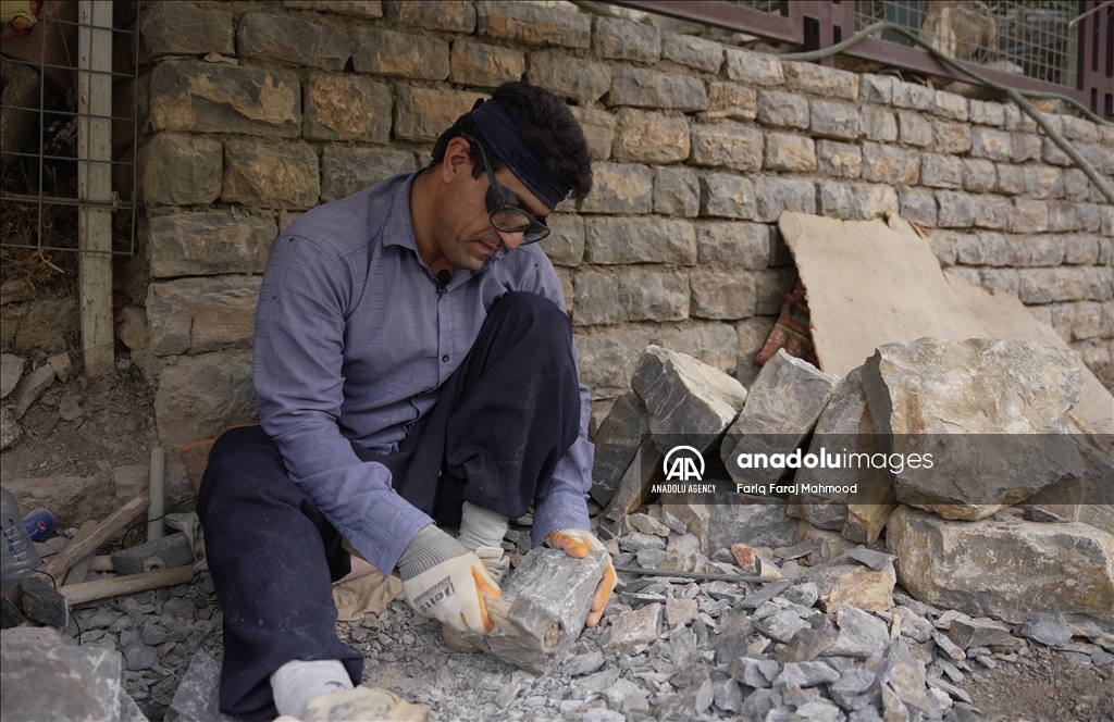 نەقاڕەکان لە بەرد نان پەیدا دەکەن