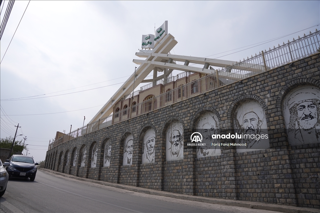 نەقاڕەکان لە بەرد نان پەیدا دەکەن
