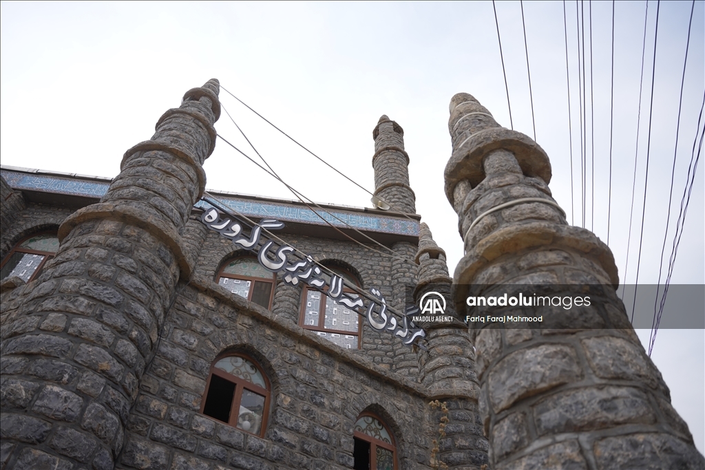 نەقاڕەکان لە بەرد نان پەیدا دەکەن