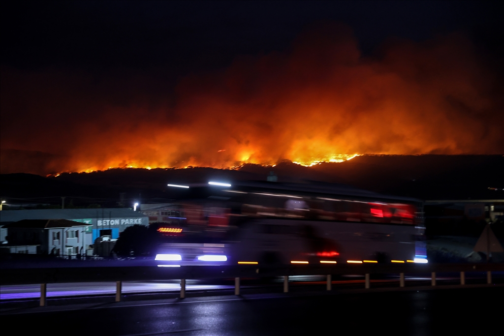 Çanakkale'de çıkan orman yangınına müdahale sürüyor