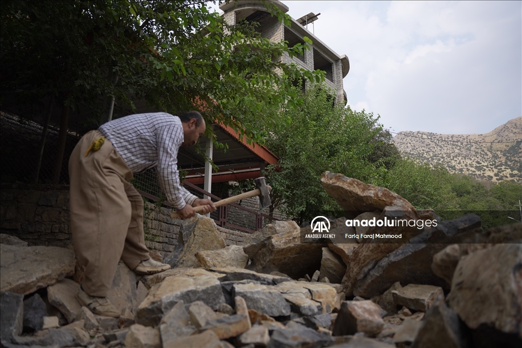 نەقاڕەکان لە بەرد نان پەیدا دەکەن