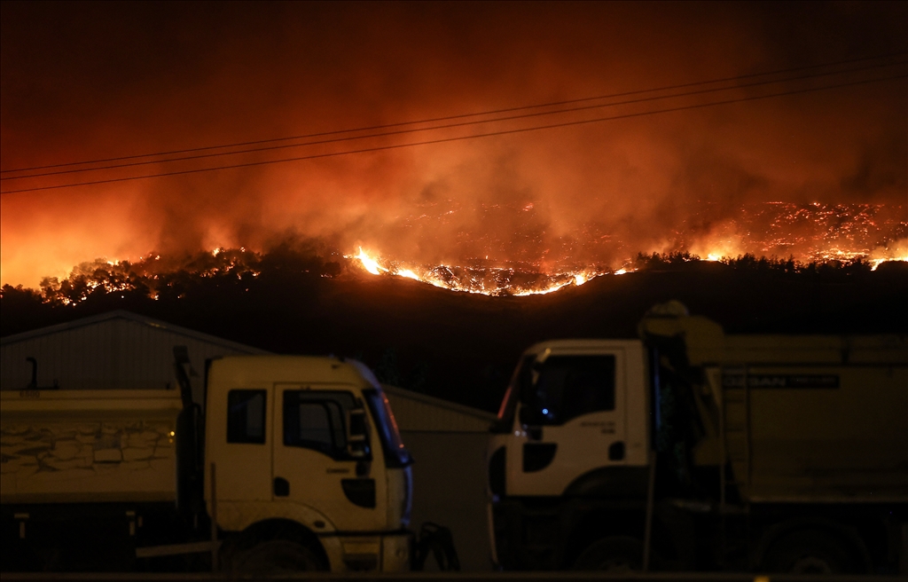 Çanakkale'de çıkan orman yangınına müdahale sürüyor
