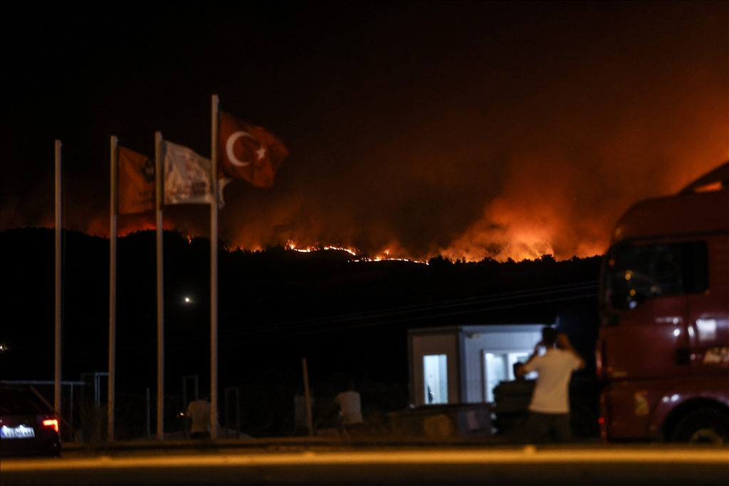 Çanakkale'de çıkan orman yangınına müdahale sürüyor