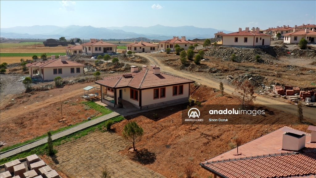 Türkoğlu'nda afetzedeler için inşa edilen 1150 daire ekimde teslim edilecek