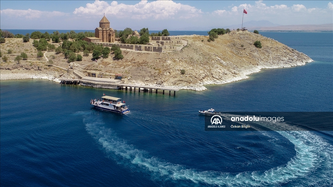 Deniz polisleri "Van Denizi"nde boğulmaları önlemek için devriye atıyor