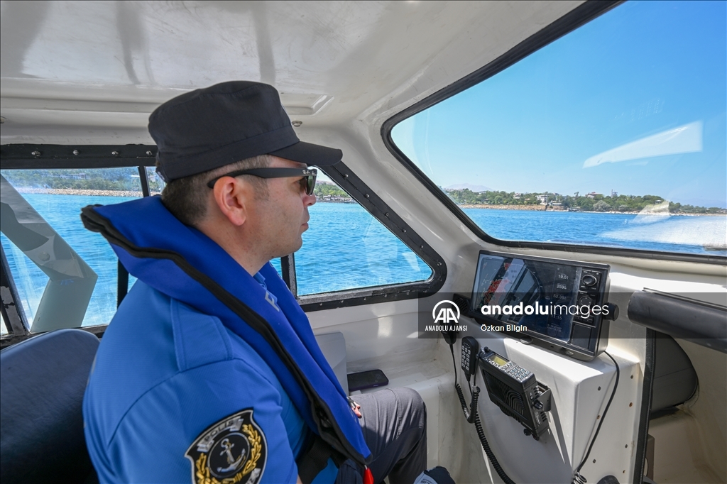 Deniz polisleri "Van Denizi"nde boğulmaları önlemek için devriye atıyor