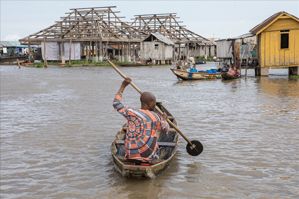 A village built on water by people escaping slavery in Africa: Ganvie 