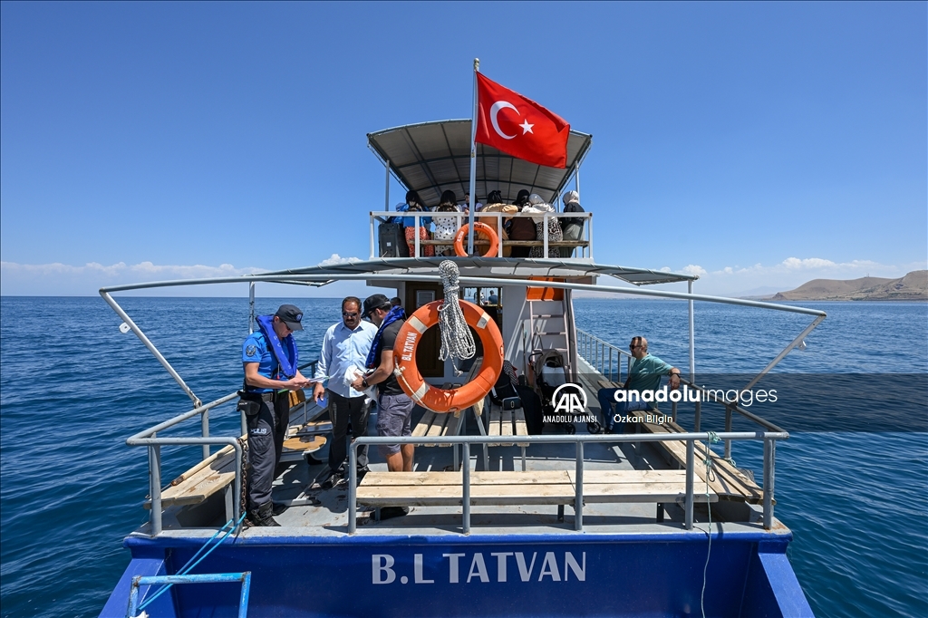 Deniz polisleri "Van Denizi"nde boğulmaları önlemek için devriye atıyor