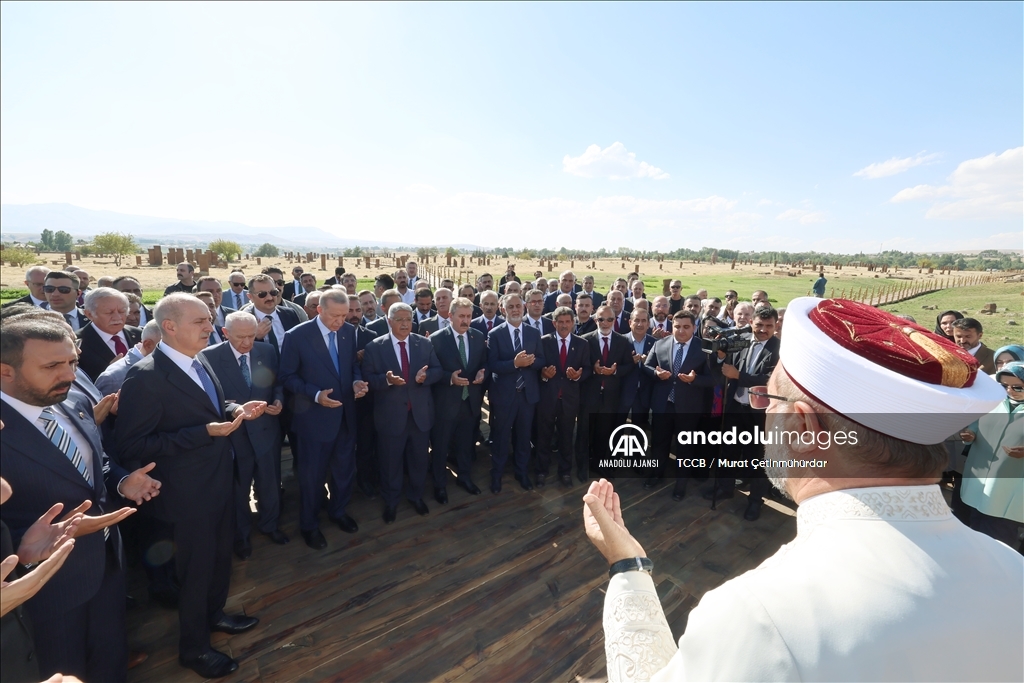 Cumhurbaşkanı Erdoğan, Ahlat'ta Selçuklu mezarlığını ziyaret etti