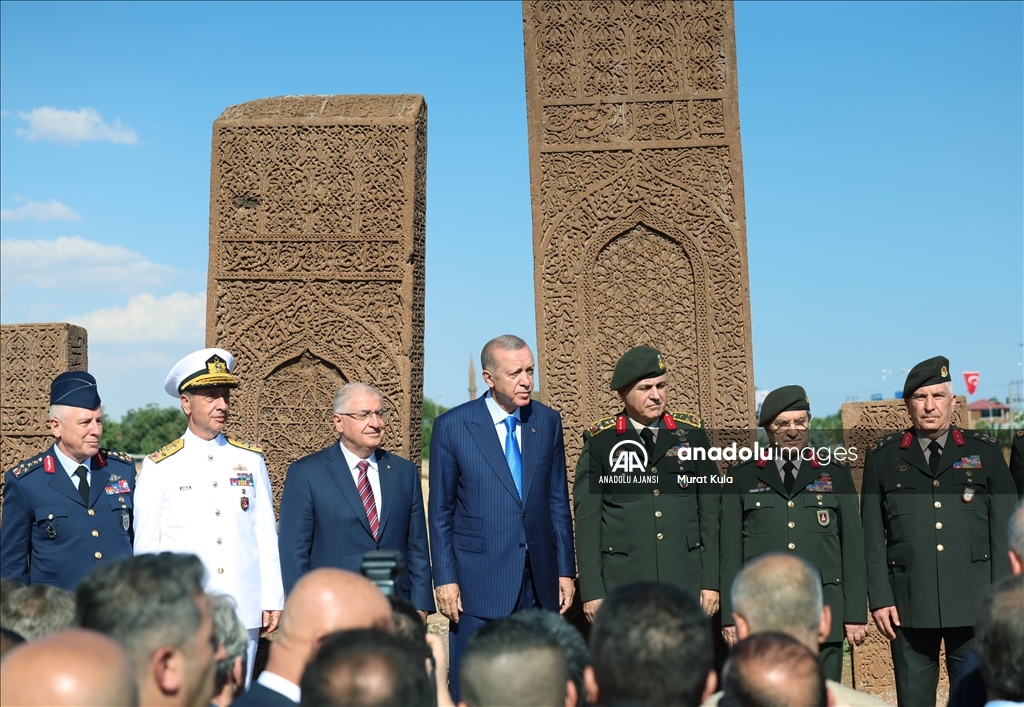 Cumhurbaşkanı Erdoğan, Ahlat'ta Selçuklu mezarlığını ziyaret etti