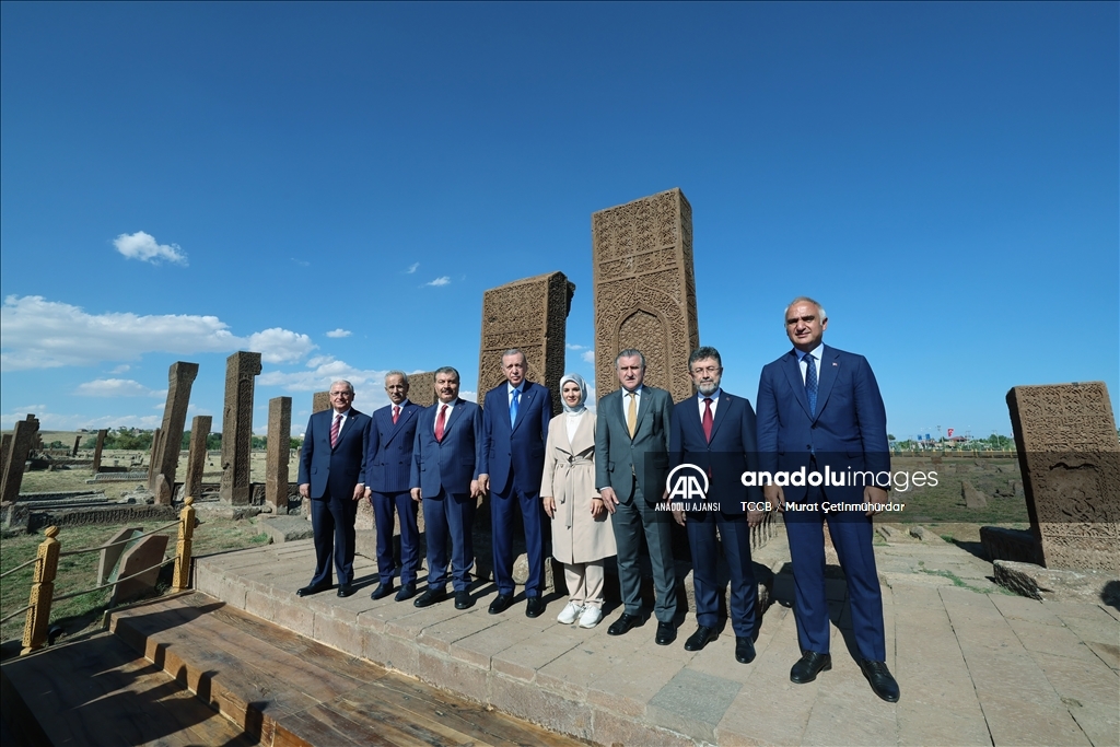 Cumhurbaşkanı Erdoğan, Ahlat'ta Selçuklu mezarlığını ziyaret etti