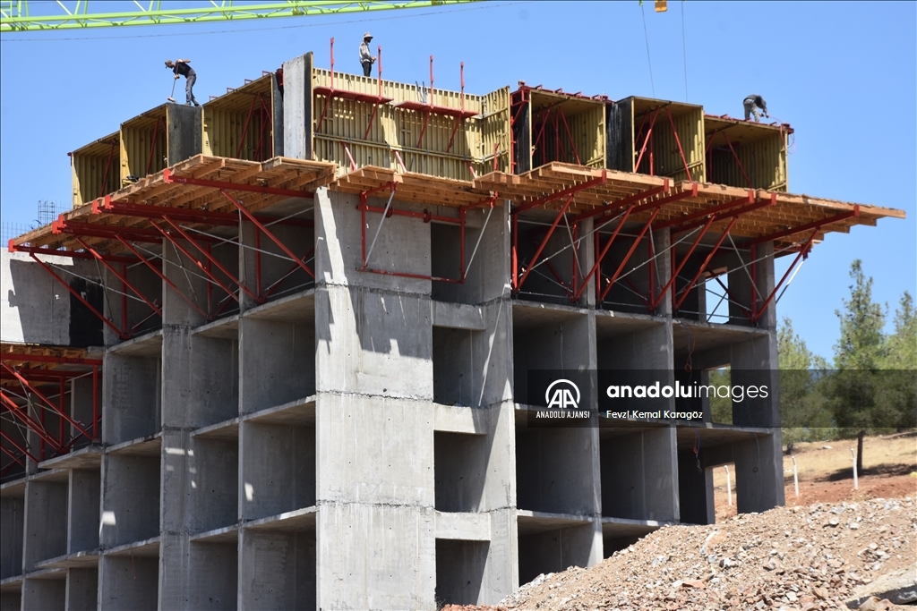 Nurdağı'nda 26 bloktan oluşan kalıcı konut projesinde kaba inşaatın yüzde 70'i tamamlandı