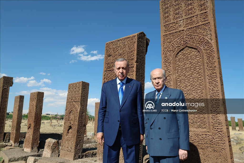 Cumhurbaşkanı Erdoğan, Ahlat'ta Selçuklu mezarlığını ziyaret etti