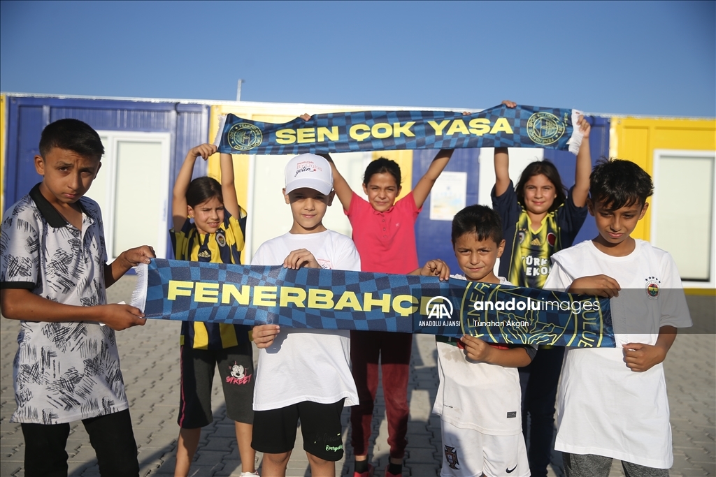 Yeşil sahaların ezeli rakipleri depremzedeler için el ele verdi