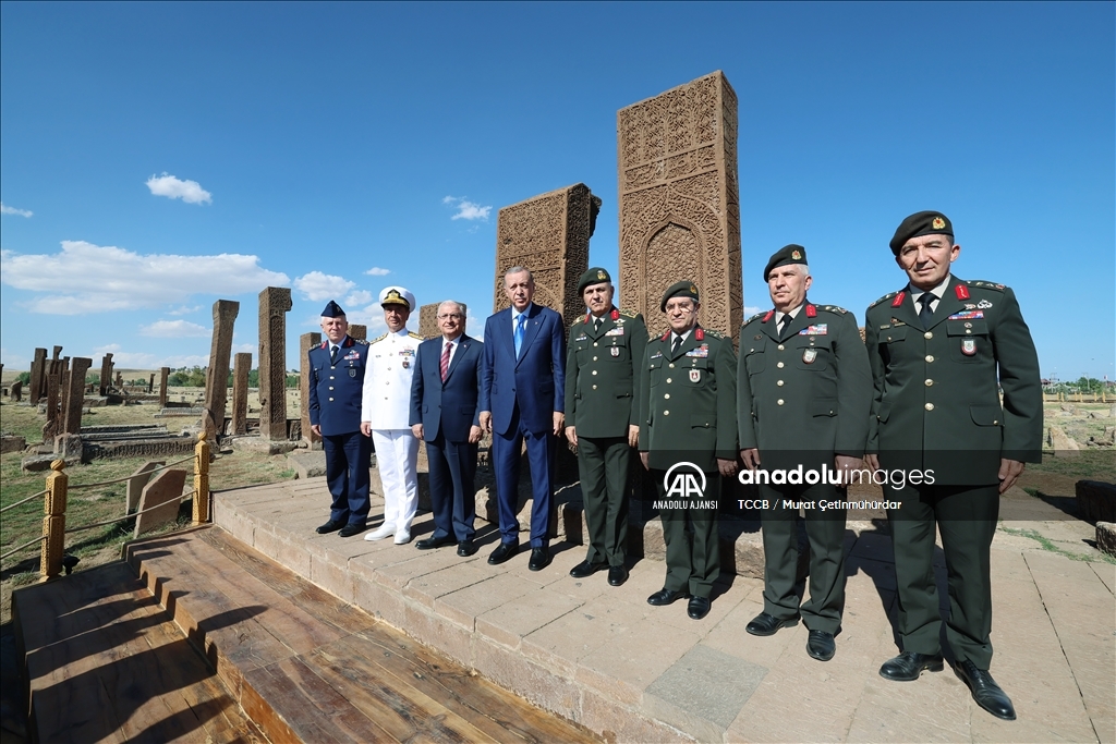 Cumhurbaşkanı Erdoğan, Ahlat'ta Selçuklu mezarlığını ziyaret etti
