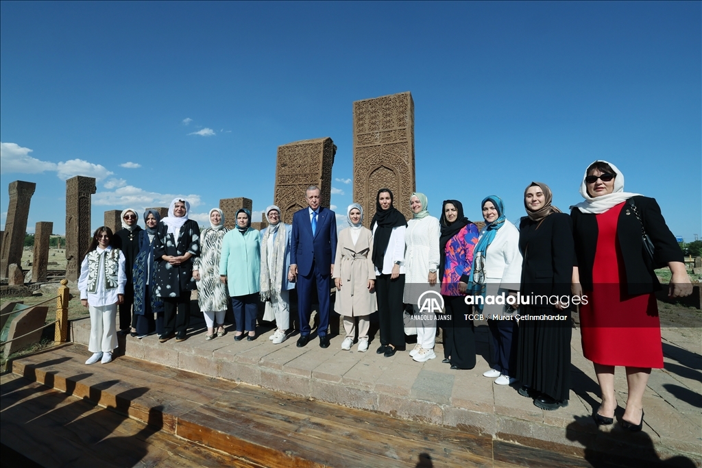 Cumhurbaşkanı Erdoğan, Ahlat'ta Selçuklu mezarlığını ziyaret etti