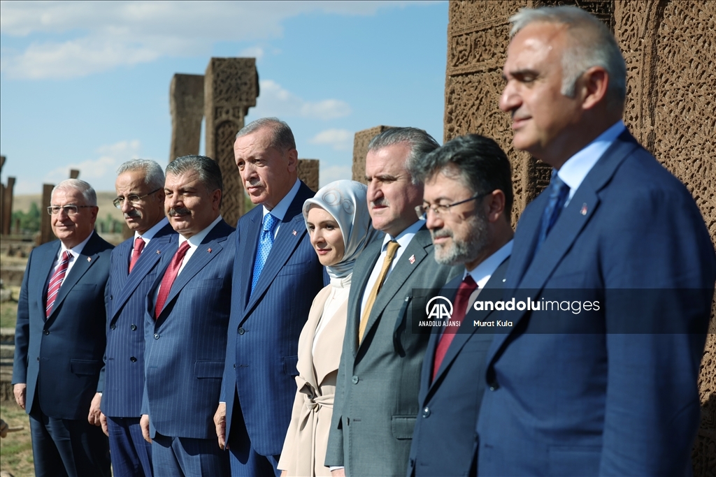 Cumhurbaşkanı Erdoğan, Ahlat'ta Selçuklu mezarlığını ziyaret etti