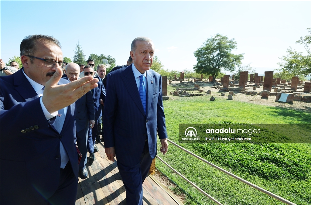 Cumhurbaşkanı Erdoğan, Ahlat'ta Selçuklu mezarlığını ziyaret etti