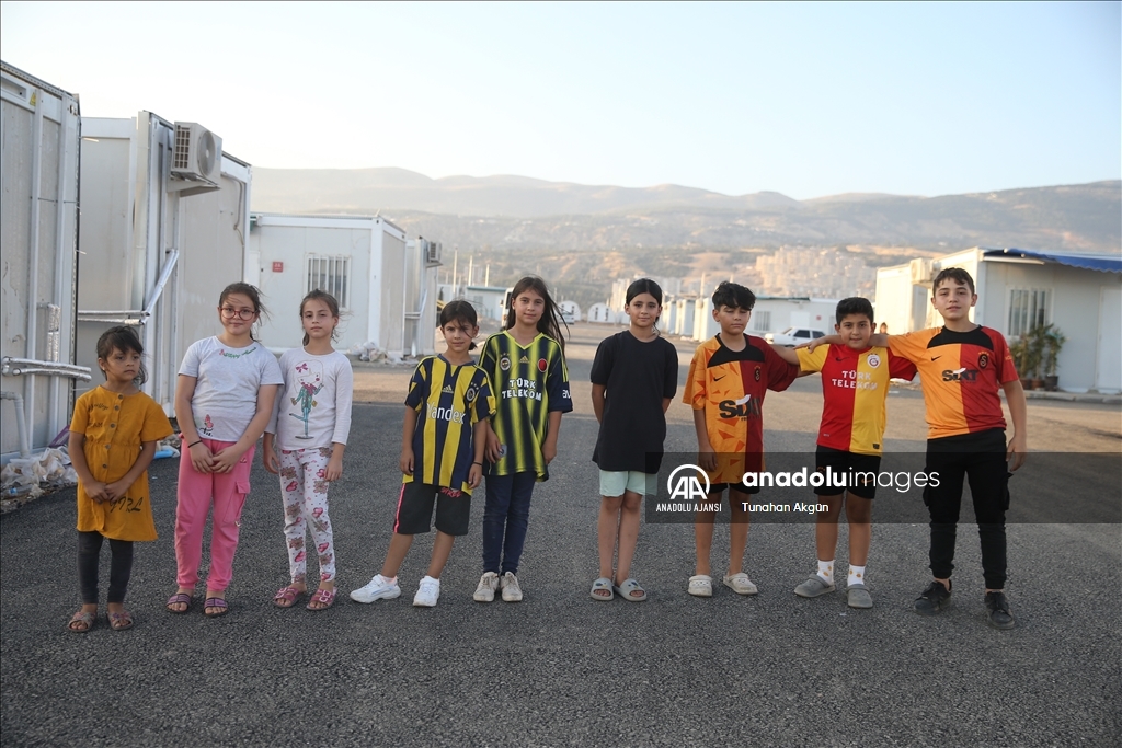 Yeşil sahaların ezeli rakipleri depremzedeler için el ele verdi