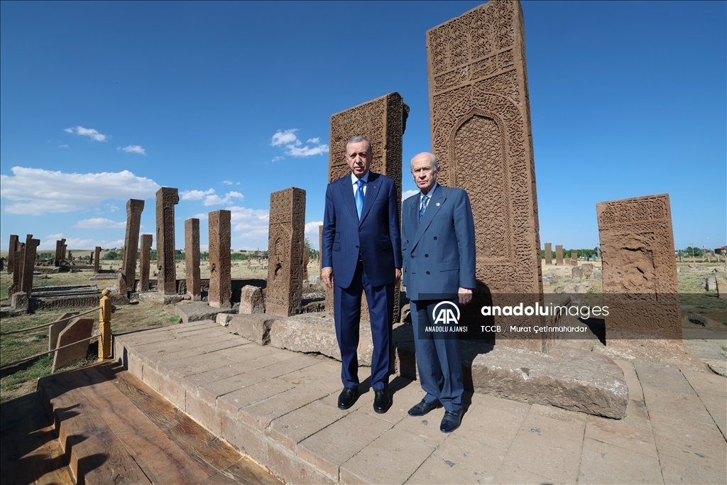 Cumhurbaşkanı Erdoğan, Ahlat'ta Selçuklu mezarlığını ziyaret etti
